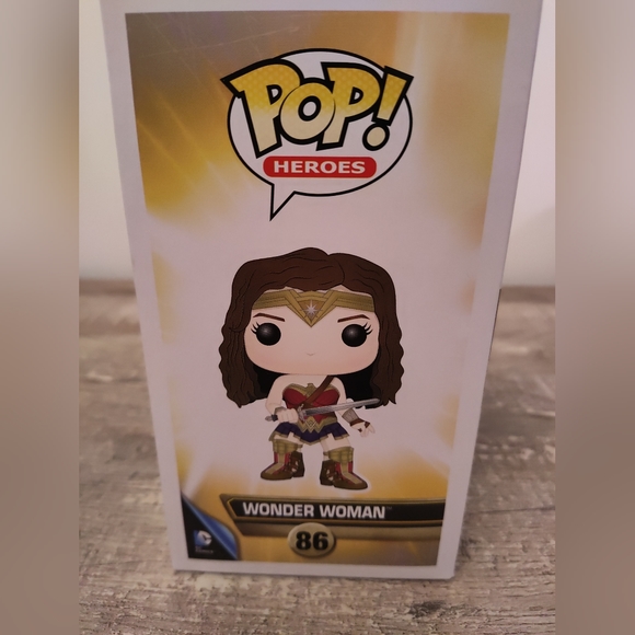 Walmart Exclusive Wonder Woman Funko Pop - Picture 4 of 5